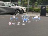 ヘッドアップディスプレイが走行情報を視界前方に表示。運転中の視線移動を抑え、情報確認をサポートします。