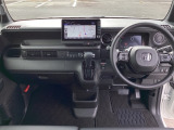 運転席周りです。カップホルダーや小物の収納などは必須ですよね!!使い勝手の良いつくりになっております!!