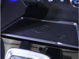 【ワイヤレス充電】ワイヤレス充電Qi規格に対応したスマートフォンなどの携帯機器を充電できます。