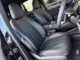 前席にはメモリー付きパワーシートを装備。好みの着座位置を記憶でき、交代で運転する際にも便利です。