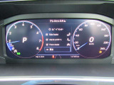 メーター中央部分には、各種安全装備の表示もできます。走行距離は車両移動で若干走行が延びることがございますこと予めご了承ください