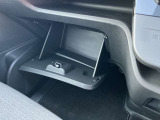 グローブボックス。車検証ブックや小物などが収納できるスペースがあります。