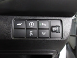 パーキングセンサーや横滑りを防ぐVSA等のスイッチ類は運転席の右側、手の届きやすい位置にあります。