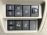 片側(助手席側)オートスライドドアです♪運転席のボタンやキーのボタンでも開閉できます!手荷物がいっぱいの時でも簡単にドアの開け閉めができるのでとっても便利です♪