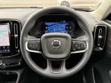 ステアリングホイールにはヒーター機能も付いており寒い日でも運転に集中していただけます。また左右のスイッチではアダプティブクルーズコントロールやナビゲーションコントロール、音声認識がお使いいただけます。