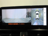 パノラミックビューモニター付きです。車両を上から見たような映像をディスプレイオーディオ画面に表示。運転席からの目視だけでは見にくい、車両周辺の状況をリアルタイムでしっかり確認できます。