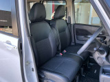 運転席もゆったりとお座り頂けます。