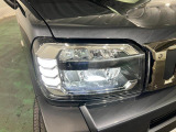 白く明るい光で夜間走行をサポートするLEDヘッドランプを搭載
