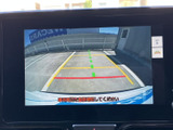後方の映像にガイド線が表示され、駐車時に車両と周囲の位置関係を確認しやすい装備です。駐車スペースへの出し入れや切り返しの際に、目視と合わせて活用いただけます。