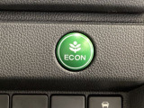 ECON モードをON にするとアクセルペダルの動きに対するエンジンの反応とエアコンの制御を切り換えることで、燃費のいい運転をするドライバーがペダルを踏んだ時と同じようにエンジンを制御します。