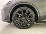 機敏さを引き立てる純正アルミ 235/45 R21 装着!