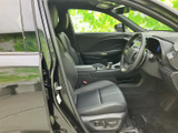 運転席まわりは視界が広く、前方の様子を確認しやすいレイアウトです。シートにはゆったり腰掛けられ、落ち着いた色合いの室内が心地よい空間を演出。清潔感のある印象です。