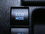 「ECOスイッチ」ONで省燃費制御モードになり燃費を向上させるように動作します。