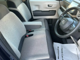 乗り心地の良いフロントシートです。足回りも広々としておりますので、長時間の運転も疲れづらいですよ。