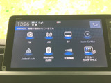 FM・AMやテレビ、Bluetoothなどの選択肢が一覧で表示され、使いたい音源を画面から確認しやすい構成です。項目ごとにアイコンが分かれているため、日常の移動中も目的の機能を選びやすくなっています。