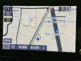 地図画面に現在地や道路、周辺施設が表示され、目的地の設定や地点登録にも対応。画面上の案内を確認しながら行き先を選べるため、初めての場所へのお出かけにも活用しやすい装備です。