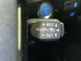 クルーズコントロール機能が付いています。 速度を設定するとアクセルを踏まなくても一定の速度で走ることができます。  高速道路ではとても便利な装置なんです。