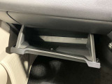 【グローブボックス】容器がせり出してくるバケットタイプ!一目で中身を把握でき、取り出しやすさにも優れます!