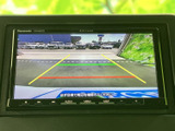 周囲の状況を画面で確認しながら駐車をサポート。ガイド線も表示され、駐車時の目安として活用できます。車庫入れや切り返しの際に、目視と合わせてお役立てください。