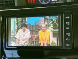 番組映像を画面に表示でき、停車中にテレビを視聴したい場面で活用できます。画面の表示も確認しやすく、休憩時間などに車内で過ごすひとときを楽しめる装備です。