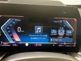 BMWのメーターパネルは選曲や、ラジオのチャンネルなども表示可能です。運転中に目線が泳ぐことなく、安全で疲れにくいです。