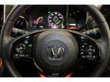 ハンドル左側にはオーディオ操作が出来るオーディオリモートコントロールスイッチ、右側にはHondaSENSINGとオートクルーズスイッチを装備!長距離運転や高速道路の運転では大活躍です!