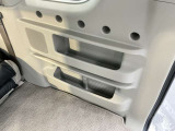 ラゲッジ運転席側にも収納ボックスがありますので小物類もスッキリ整理できますよ