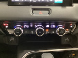 オートエアコンがついてます。左右独立で温度設定のできるデュアルオートエアコンです。パネル内のシートヒータースイッチは前席の左右別々に温度設定ができます。