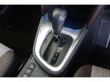 【まるまるクリーニング】内装工程では、中古車を気持ちよくお乗りいただけるよう清掃しております。シートの洗浄はもちろん、ニオイの元となるフロアカーペットまで洗浄・消臭を実施。