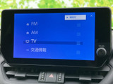 FM・AMラジオやテレビ、交通情報の項目が画面に並び、選択肢をひと目で確認できます。目的に合わせて音声や情報の項目を選びやすく、日常の移動をサポートします。