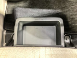 助手席アンダーボックスは運転用の替え靴や、車内に常備しておきたい子供用品、着替えた服などが収納できて便利です。女性に嬉しい収納スペースです