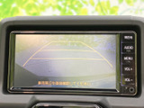 後方の様子をモニターで確認でき、画面上のガイド線が駐車時の目安になります。車庫入れや駐車スペースへの出入りなど、周囲を確かめながら操作したい場面で便利です。