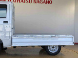 荷台アオリは3方向開き!フラットな荷台で効率よく荷物を積み降ろし出来ます!