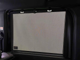 後席にお乗りの方が眩しくないように日差しを軽減する格納式リヤドアサンシェードが付いてます