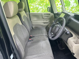 明るい色合いの内装と、落ち着いたグレーのシートが心地よい運転席まわり。前方の視界も広く、ゆったりとした姿勢で過ごせる空間です。