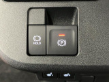 【電動パーキングブレーキ+オートブレーキホールド機能】 指先だけで簡単に操作が可能なパーキングブレーキ、スイッチを押すとブレーキペダルから足を離してもブレーキを保持できるオートブレーキホールド搭載。