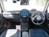 ◆インスツルメントパネルやインテリアトリムなどは、調和しなが洗練された室内を作り上げ、スイッチ類によって、優れた操作性をも実現。ドライバーの視線や動線を考え、人間工学に基づきデザインされています◆