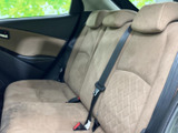 後席には左右の座席とヘッドレストが備わり、乗車する方の姿勢を支えます。ベージュ系の内装が明るい印象で、窓から外を眺めながら落ち着いて過ごせる空間です。
