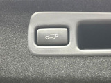 【パワーバックドア】スマートキーや運転席のボタンを押すだけでリアゲートが自動で開閉します!荷物を持っている時や、高い位置にあるバックドアを閉める際に便利な機能です♪