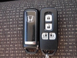 Hondaスマートキーシステムは、携帯しているだけでエンジンの始動、ドアの施錠や解錠が可能です。ボタン操作でもドアの施錠や解錠、スライドドアの開閉操作もできる便利な機能が満載です!