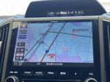 地図表示で現在地や周辺の道路を確認でき、目的地までのルート案内にも活用できます。画面上の情報が見やすく、初めての場所へ向かう際も道順を把握しやすい便利な装備です。