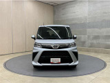 お車購入のポイントとなるフロントマスクです!シャープな目つきが印象的なデザインのヘッドランプです。