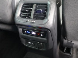 ★運転席と助手席側を独立して温度調節できるオートエアコンを標準装備。SYNCで左右の温度を同調させることも可能です。