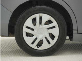 ◆純正ホイール装着車◆シンプルなデザインのホイールキャップ付きです。