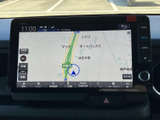 地図上で現在地や周辺の道路を確認でき、目的地への移動をサポートします。画面上の表示が見やすく、行き先を探すときや慣れない場所へ向かう際にも活用しやすいナビゲーションです。