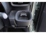 ハンドルの右側にドリンクホルダーがございます!手に取りやすい位置にありますので運転中の水分補給もラクラクです♪