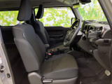 前席は視界が開け、運転席まわりまで見渡しやすいレイアウト。シートは身体を預けやすい形状で、落ち着いて過ごせる空間です。乗り降りの際も座席へアクセスしやすい構成です。