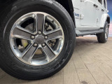 ●純正18インチアルミホイール:輸入車ならではの卓越した走りを支えるホイールと足回りです!日本車の走りに慣れている方にもぜひ体感して頂きたいほど、高いレベルでまとまっています!