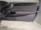 当社BMW認定中古車は全車保証付きでございます。また保証料金や整備費用はお見積書内の諸費用・税金に追加計上する事はございません。認定中古車保証付きのお支払総額でお見積りご依頼の上、他店とお比べください