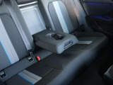 ●後席用のドリンクホルダーとアームレスト。意外と無い車もあります。あるといつまでも乗っていたくなります。長時間ドライブにはさらに役立ちます!